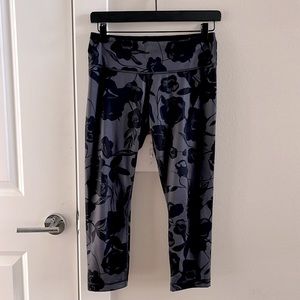 Lululemon Black/gray floral print cropped leggings.